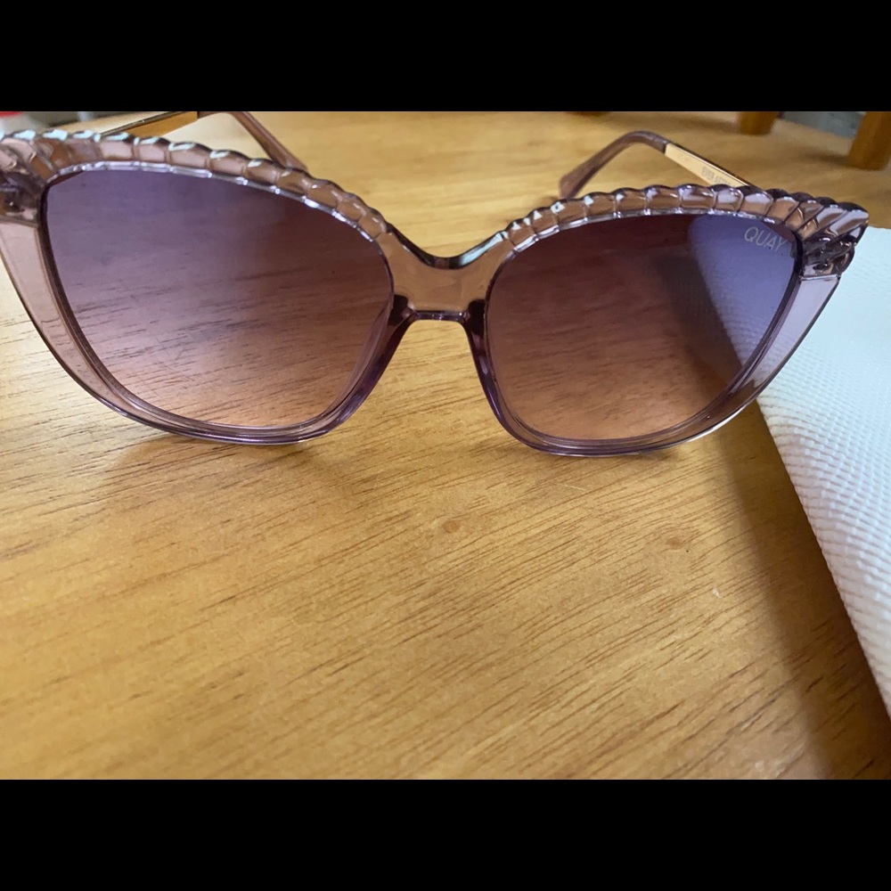 Beautiful purple Quay Australia sunnies 💜